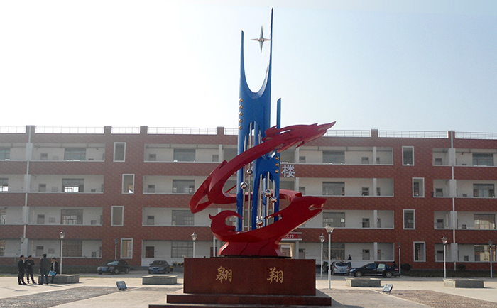 不銹鋼雕塑制作完成之后，需要對表面進(jìn)行打磨噴漆，這樣才可以獲得想要的表面效果，不銹鋼雕塑打磨噴漆有一些注意事項(xiàng)，下面給大家介紹一下。